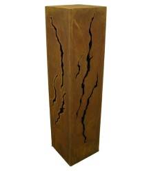 Decoratieve zuil voorzien van scheuren, roest design