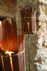 Wilde tuinfakkel met goudnaad op grondstang, roest design