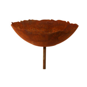 Platte schaal met een licht golvende rand voorzien van korte buis, roest design