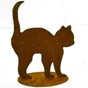 Speels katje met bolle rug op plaat, roest design