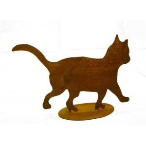 Speels katje stappend op plaat, roest design