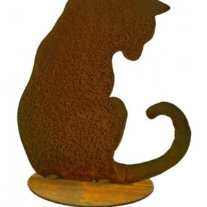 Decoratieve kat naar beneden kijkend op plaat, roest design