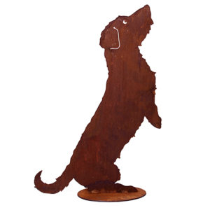 Ruwharige teckel zittend op plaat, roest design